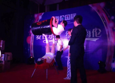 蹬缸雜技